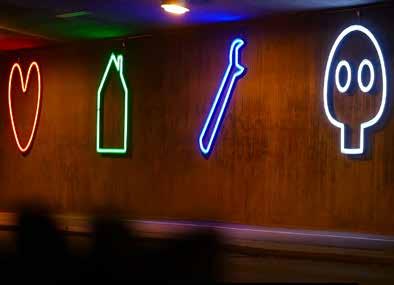 Orden i neon är skrivna på 0 olika språk och tänds och släcks växelvis. På den andra sidan av tunneln visas fyra symboler i LED-ljus. Invigd 0.
