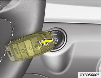 Om omständigheterna tillåter det kan du välja N-läget (friläge) med växelväljaren när bilen är i rörelse och trycka på ENGINE START/STOP (motor start/stopp)-knappen för att försöka att starta motorn