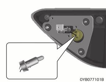 Underhåll Byta lampa i broms- och bakljus (LED-typ) Byta backlampa 3. Vrid lamphållaren moturs tills flikarna är i linje med spåren i lamphuset och ta sedan bort lamphållaren. 4.