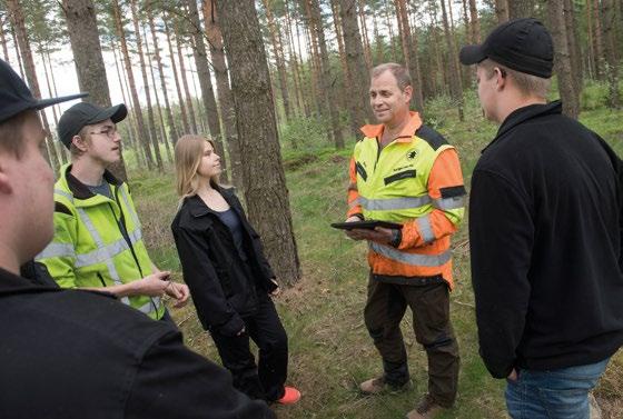 Skogsmaskinförare och Skogsvårdsspecialist Högkvalitativ skogsutbildning Utbildningen Skog har en tradition mer än 50 år tillbaka, vilket gör att vi har följt den tekniska utvecklingen