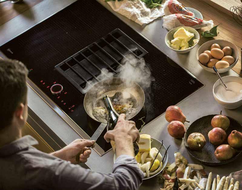 INDUKTIONSHÄLL MED INTEGRERAD FLÄKT MER FRIHET NÄR DU PLANERAR KÖKET. NEFFs häll med integrerad fläkt gör sig perfekt i köksön.