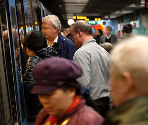 Med sina 100 stationer har Stockholm väldigt mycket tunnelbana per invånare jämfört med andra storstäder. Ändå har vi större trängsel i tunnelbanan är många andra städer.