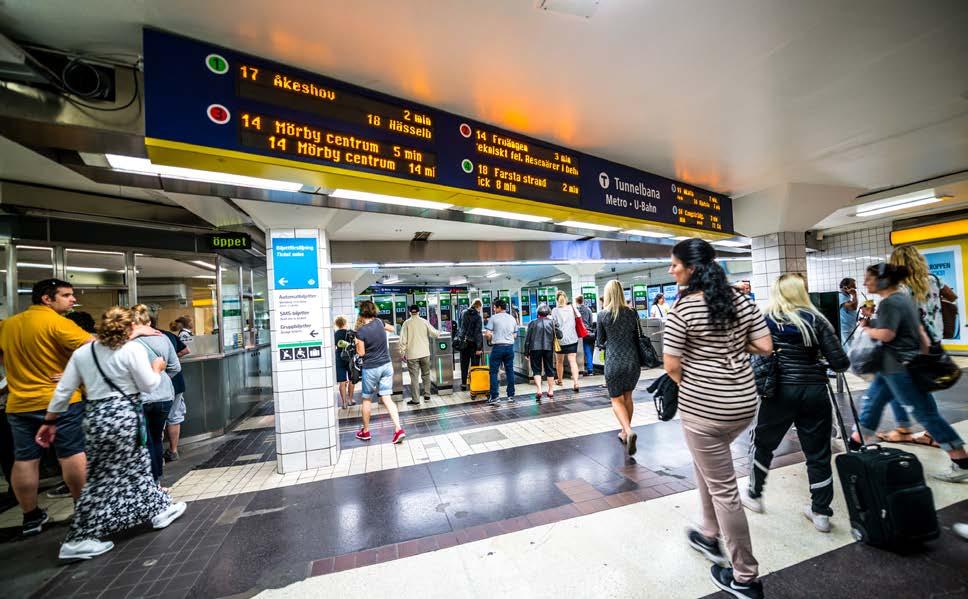 Nya tunnelbanelinjer mindre trängsel Det är bara vid fyra stationer av alla de etthundra i Stockholms tunnelbanenät som det går att byta till en annan linje.