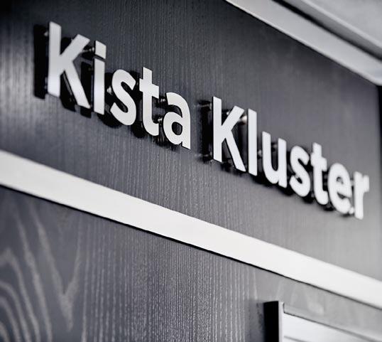 Kista Galleria är dessutom ett av Stockholms största köpcentrum med 180 butiker och restauranger och ett mycket starkt serviceutbud samt flera hotell.