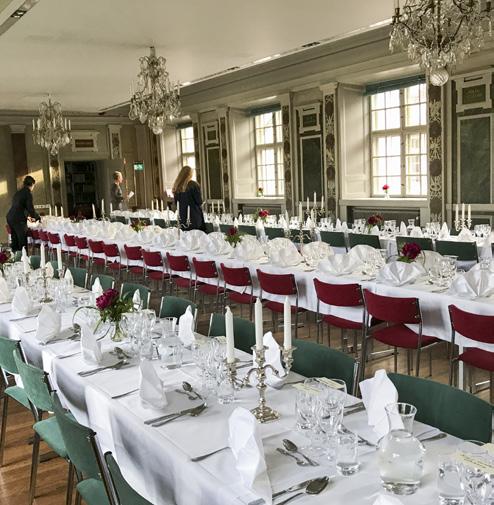 Bilden ovan visar middagsdukningen på Jubileumsstämman där Louise Ribbing, Karin Krönmark och Pia-Lena Jansson hade pusslat ihop en trevlig bordsplacering. Festligheterna startar kl. 19.