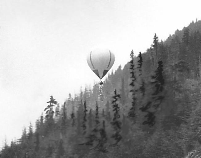 91 Figur 7.11. Ett redigerat foto av en heliumfylld ballong som användes för virkestransport vid Kanadas västkust 1995. Den var fäst vid en markbunden wire.