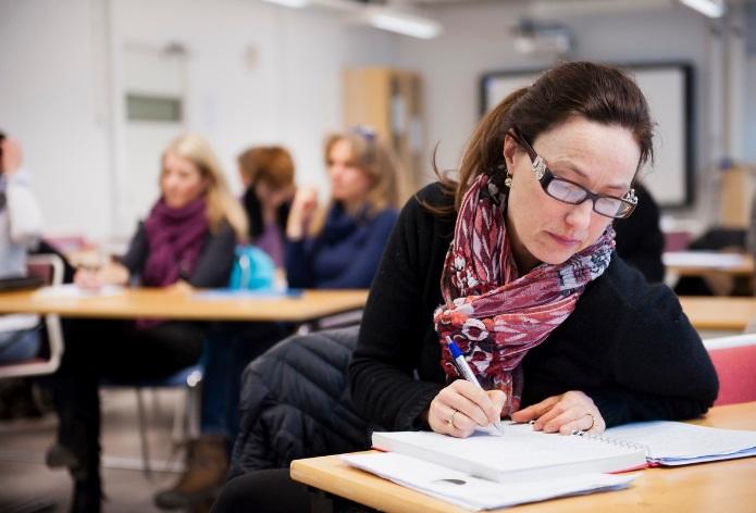 Att kombinera studier och lärarjobb - Maria För att klara av att studera och jobba samtidigt valde jag att jobba deltid. Det gav mig tid för att läsa, tänka, skriva och reflektera.