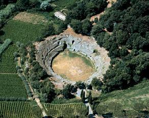 Via Francigena, Montefiascone Isola Farnese och Rom, 7 nätter 3(9) Amfiteatern i Sutri Dag 5 Sutri Campagnano Efter frukost på gården förser de dig med ett lunchpaket och du återvänder utmed byvägen