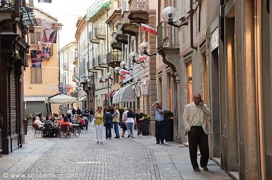 Härifrån går turen vidare in i landet, till Piemonte, närmare bestämt byn som uppfann slowfood, Bra.