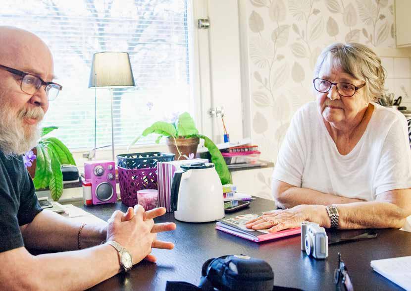 hallå! INFORMERAR lägenheterna och fastigheten, säger Carin Ottosson, distriktschef på HFAB. EVA OCH CONNY HAR BOTT hos HFAB i 35 år.