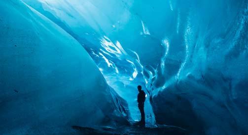 Lava grottor, vattenfall och bad Vi besöker den tusenåriga grottan Viðgelmir som är känd av många Islänningar som den mäktigaste grottan på Island.