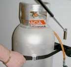 FLASKBYTE Gasolbehållaren är placerad utvändigt i gasolkofferten och rymmer 11 kg propangas.