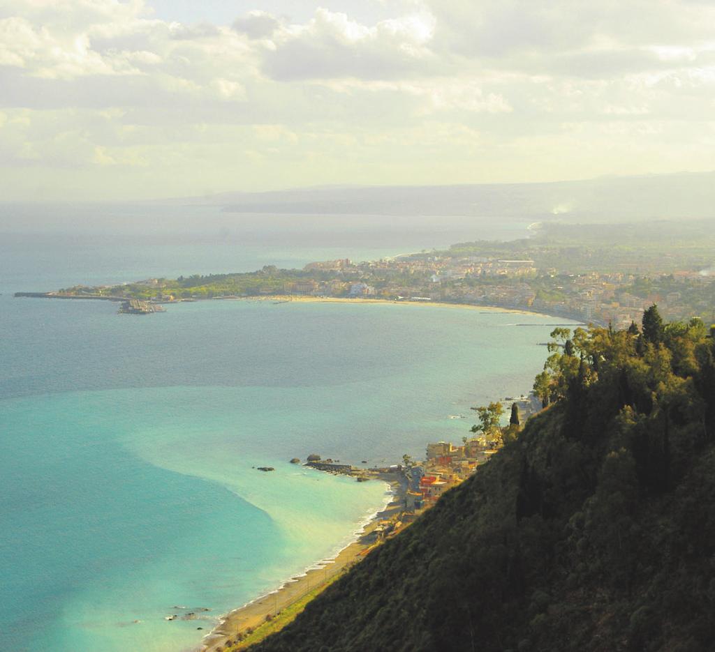 12 sicilien TAORMINA Taormina ligger vid foten av Mont Tauro. 5 x kort om Taormina Högt beläget Staden ligger 200 meter över havet, vid foten av Mont Tauro.