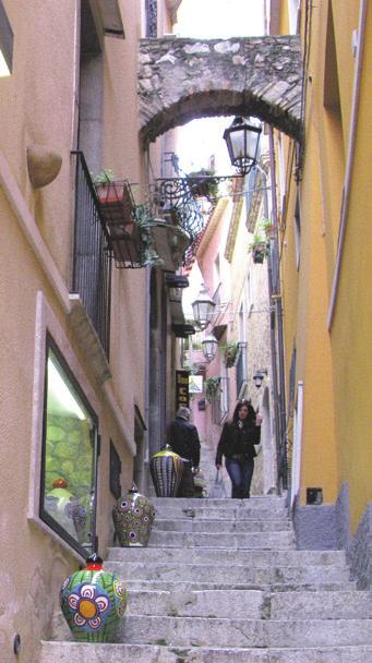 Många uråldriga monument, från tempelruiner och kyrkor till stadsportar och medeltida piazzor. Attacker Stora delar av medeltiden försvarade sig Taormina mot araberna som attackerade området.