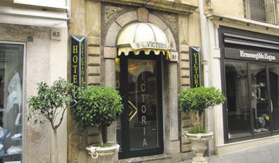 Det öppnade redan 1885 och kurviga sänggavlar och målade dörrar i frukostmatsalen sprider Hotel Victoria. syditaliensk känsla. Numera finns hiss men inte internet. Dubbelrum för 75-125 euro.