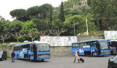 På sträckorna Palermo-Messina och Messina- Taormina går spåret utefter kusten. Det tar en timme att komma från Palermo till Cefalù och tre timmar till att komma till Messina.