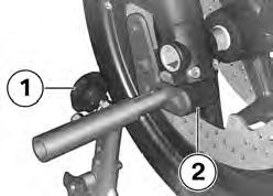 Ställ in önskad höjd på framhjulsstödet med hjälp av styrstiften 3. Rikta in framhjulsstödet rakt mot framhjulet och skjut in det mot framaxeln.