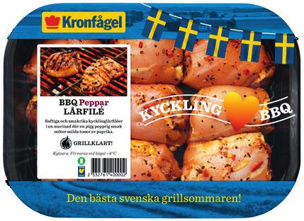 BB Q PEPPA R LÅ RFILÉ Grillad kycklinglårfilé och syrlig morotsallad med basilikadressing 4 personer 30 40 min BBQ Peppar Kycklinglårfilé 2 rödlökar, skurna i smala klyftor 1 dl vinäger 2 msk socker