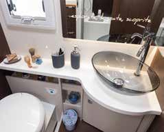 Alla med dusch och separering av utrymmen garanterar avskildhet tack vare dörr mellan badrum och bodel. Separat dusch (modellberoende). Kompakteller standardtoalett.