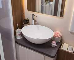 Badrum: Badrum i träutförande. Alla med dusch och separering av utrymmen garanterar avskildhet tack vare dörr mellan badrum och bodel. Separat dusch (modellberoende).