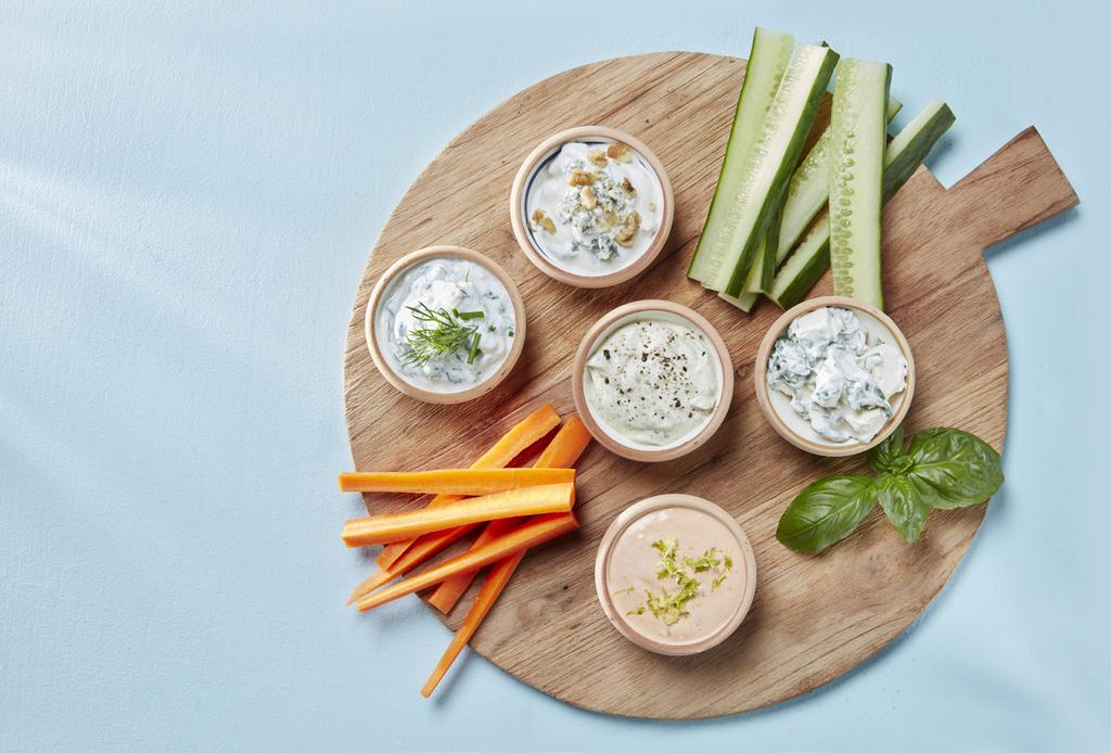 Krispiga grönsaker dippade i friska blandningar av yoghurt eller crème fraiche är både festligt och nyttigt.