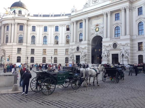 Tisdag 18 september Morgonpromenad innanför ringen i Wien, för de som önskar. Frukost på hotellet. Guidning av Wiens centrala sevärdheter av mycket kunnig svensk guide. Lunch på egen hand.