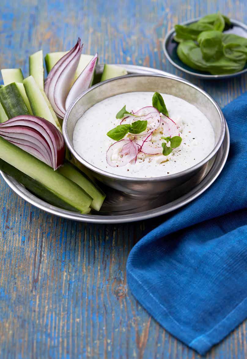 LUNCH Ostdipp med basilika En enkel, krämig dipp med grekisk yoghurt och härlig smak av vitost. God till mild, söt rödlök och gurkstavar.