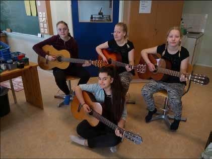Gitarr Gitarr, elgitarr och elbas Kulturskolan erbjuder undervisning i gitarr, elgitarr och elbas. Gitarren är populär som komp- och soloinstrument.
