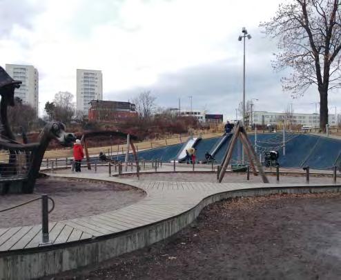 Hornsbergs strand, Kungsholmen i Stockholm. Torget vänder sig ner mot vattnet och lokaler i byggnadernas bottenplaen bidrar till stadsliv.