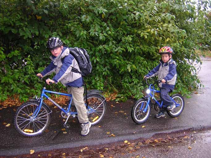 26 Utmaningar och målområden Utveckla gång- och cykelvägnätet Det är ur flera aspekter viktigt att förbättra förutsättningarna att röra sig till fots och med cykel.