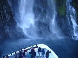 fjorden Milford Sound. Där väntar en trevlig båtfärd som tar oss till Mitre Peak, Bower Falls och andra spektakulära mål.