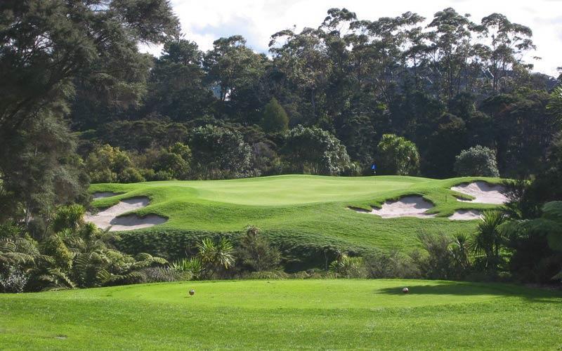 staden och båthamnen. Efter lunch spel på Titirangi Golf Club, grundad 1909. Ritad 1927 av Alister Mackenzie som även gjort Augusta National i USA.