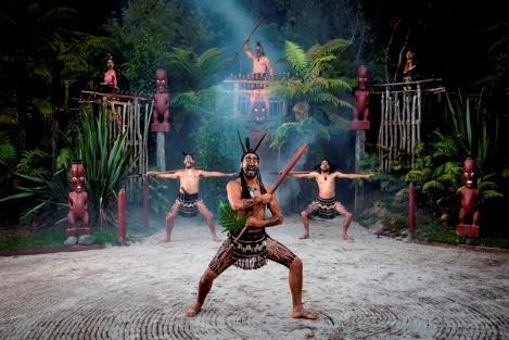 Här har vi med oss kameran. Eftermiddagen ledig att utforska staden på egen hand. Det finns mycket att titta på då det dagliga livet i Rotorua i mycket hög grad är präglat av maori-kulturen.