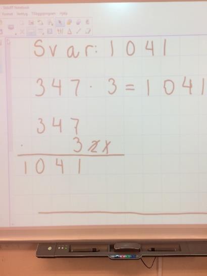 Läraren inledde även en av lektionerna med att skriva upp och visa på smartboarden hur eleverna ska skriva när de löser matematikuppgifterna i boken.