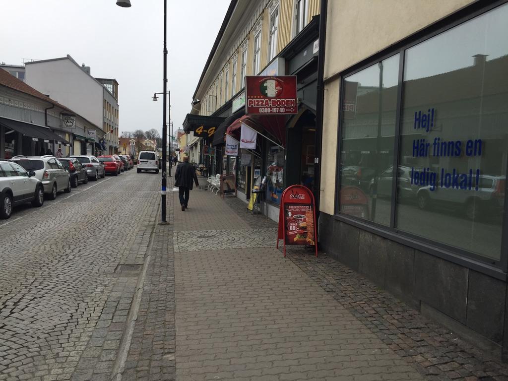 Trottoarprataren får inte vara en trafikfara, skymma fordonstrafik, hindra framkomligheten eller vara en olycksrisk. Fri passage ska vara minst 1,5 meter (gatsten är inte ett material på fri passage).