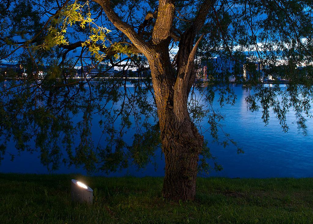 För att belysa gångar, trappan och dess omgivning används spotlightlösning på stolpe likt i parken nedanför.