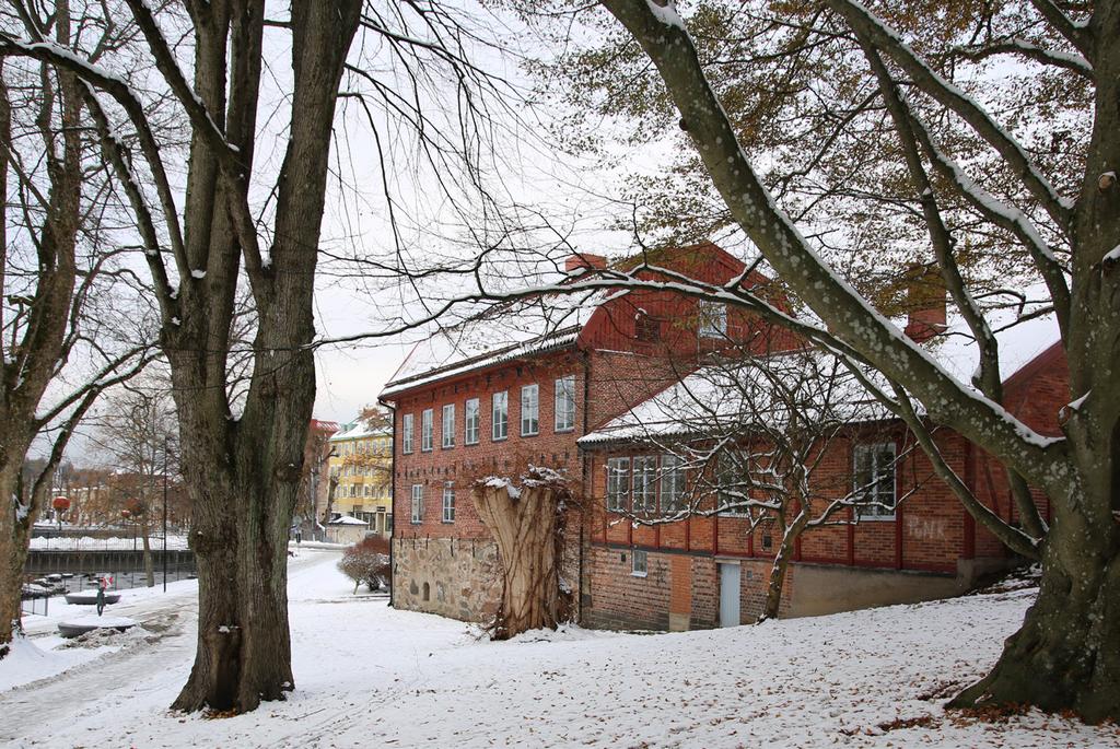 BELYSNINGSKONCEPT/FU KUNGSTORGET, UDDEVALLA FASADBELYSNING HASSELBACKSHUSET Fasadljussättningen av Hasselbackshuset syftar till framhäva