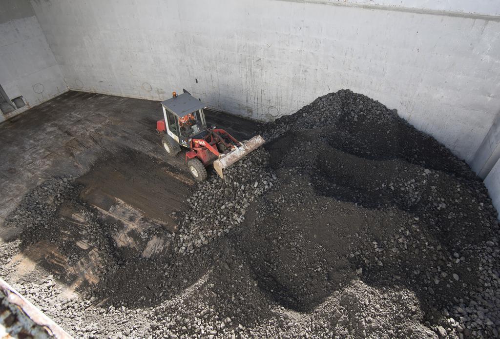 Krommalm från Kazakstan ökar i Vänersborg Tyngden i materialet frestar på både lyft- och lastfordon UNDER 2017 har nära 48 000 ton kazakstansk malm hanterats i Vänersborg.