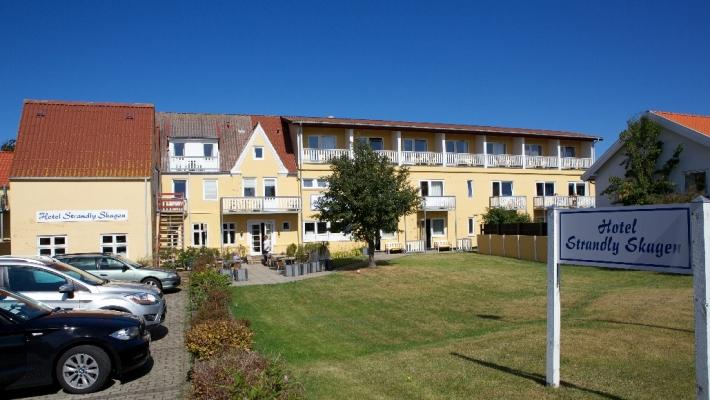 Hotel Strandly Skagen Hotellet erbjuder Hotel Strandly Skagen har en trevlig "Skagenatmosfär" med traditioner och fantasktisk service på ett familjärt och rart sätt.