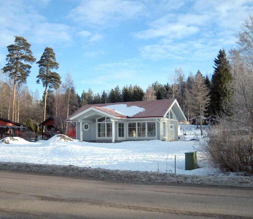 Byggnaderna uppvisar en småskalighet som återkommer i såväl hus som tomter, även om vissa tomter är stora till ytan.