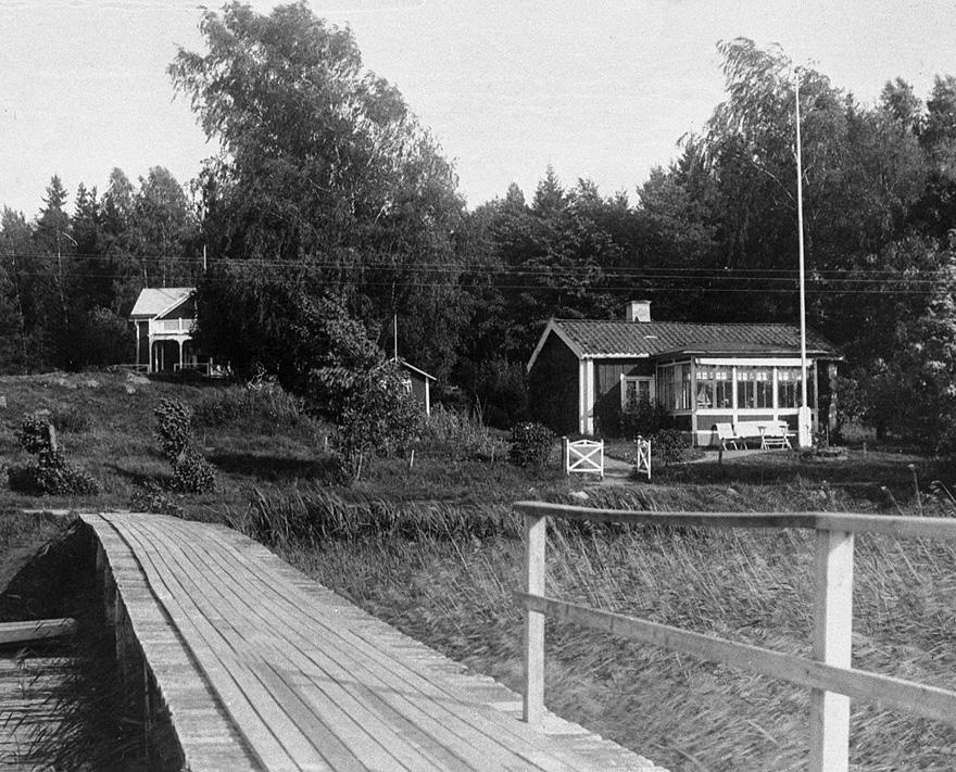 Från 1940-talet och framåt har ett stort antal mindre och enkla fritidshus uppförts, tillsammans med ett stort antal båthus.