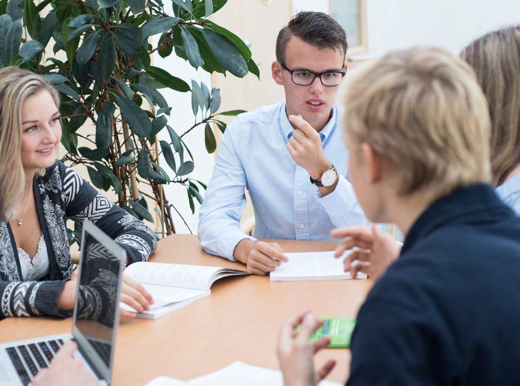 EK EKONOMIPROGRAMMET 19 Högskoleförberedande EKONOMI- PROGRAMMET Du som läser ekonomiprogrammet vill kombinera teoretiska och praktiska studier.