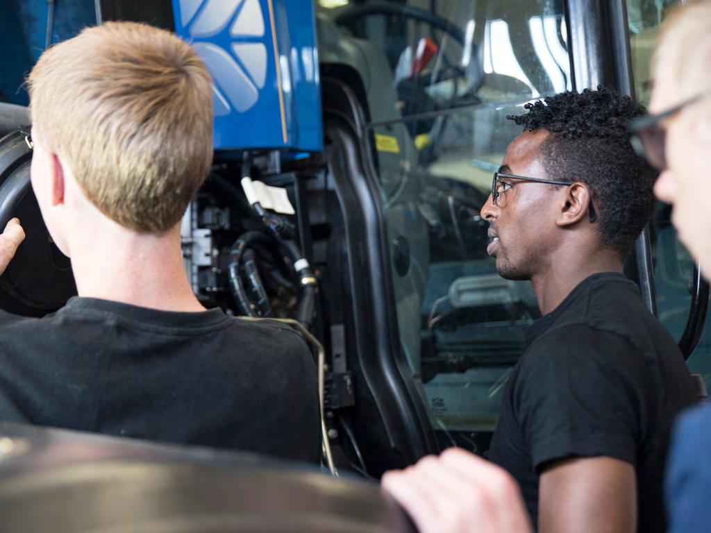 FT FORDONS- & TRANSPORTPROGRAMMET 21 Yrkesutbildning & Lärlingsutbildning FORDONS- & TRANSPORT- PROGRAMMET En bra grundutbildning för dig som är tekniskt intresserad och som vill arbeta i ett