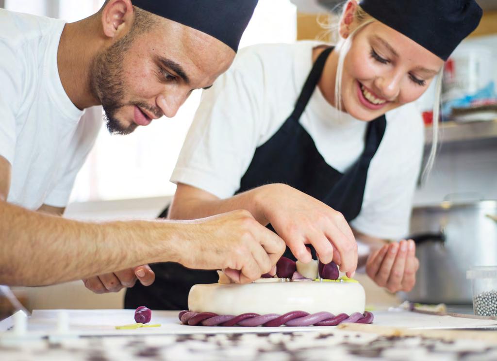 RL RESTAURANG- & LIVSMEDELSPROGRAMMET 31 Yrkesprogram RESTAURANG- & LIVS- MEDELSPROGRAMMET Tycker du om att baka, laga mat och servera? Är du kreativ, gillar du tempo och puls?