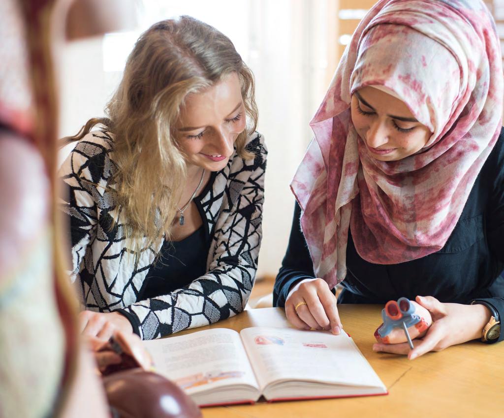 3 Innehåll Därför Bergagymnasiet 4 5 Elevkåren 6 7 SVK Sista-veckan-kommittén 8 9 Den nya skolan 10 Gymnasieprogram 11 BA Bygg- & anläggningsprogrammet 12 13 BF Barn- & fritidsprogrammet 14 15 EE El-