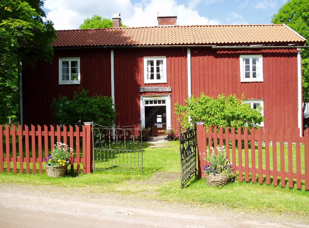 Turistguide Emmaboda Historia Emmaboda placerades med hjälp av en passagerare När Emmaboda tätort en gång i tiden anlades som järnvägsknut placerades det precis mitt emellan residensstäderna Kalmar,