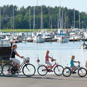 Den omgivande vackra naturen och havet lockar till äventyr.