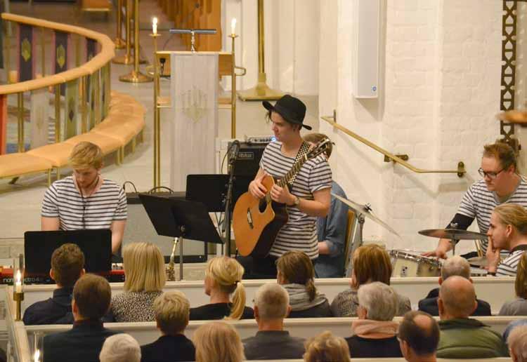 Foto: Åsa Dahlstedt Mässan med musik av Håkan Hellström är ett exempel på hur vi för in olika sorters musikstilar i vår kyrka idag.