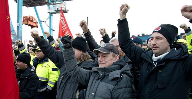 Stöduttalande till de kämpande hamnarbetarna Den svenska fackföreningsrörelsen har genom fackpampars och socialdemokraters svek förvandlats från en organisation som företrätt den svenska