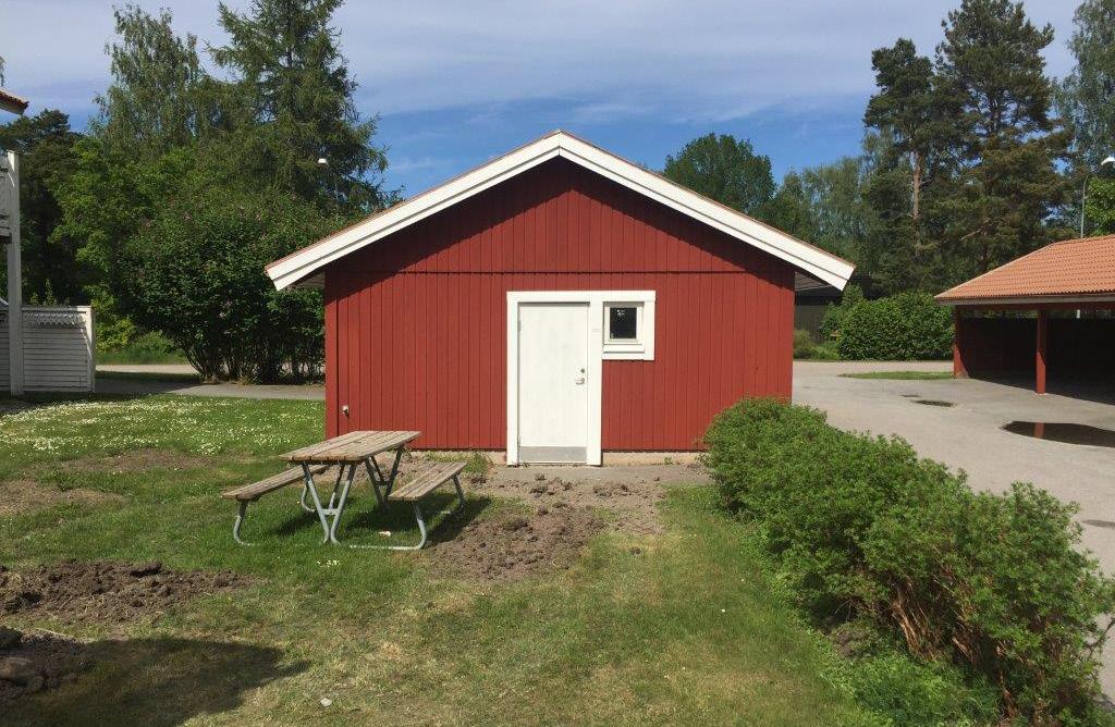 8 på tomtkarta) Cykelförråd samt